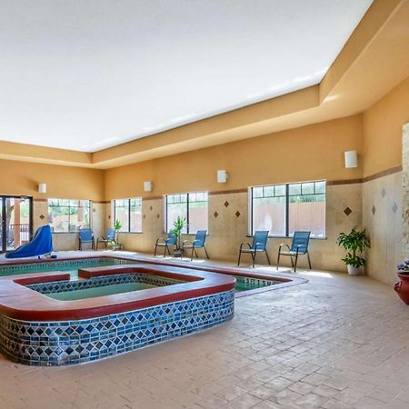 Best Western Plus Lytle Inn And Suites Exterior photo