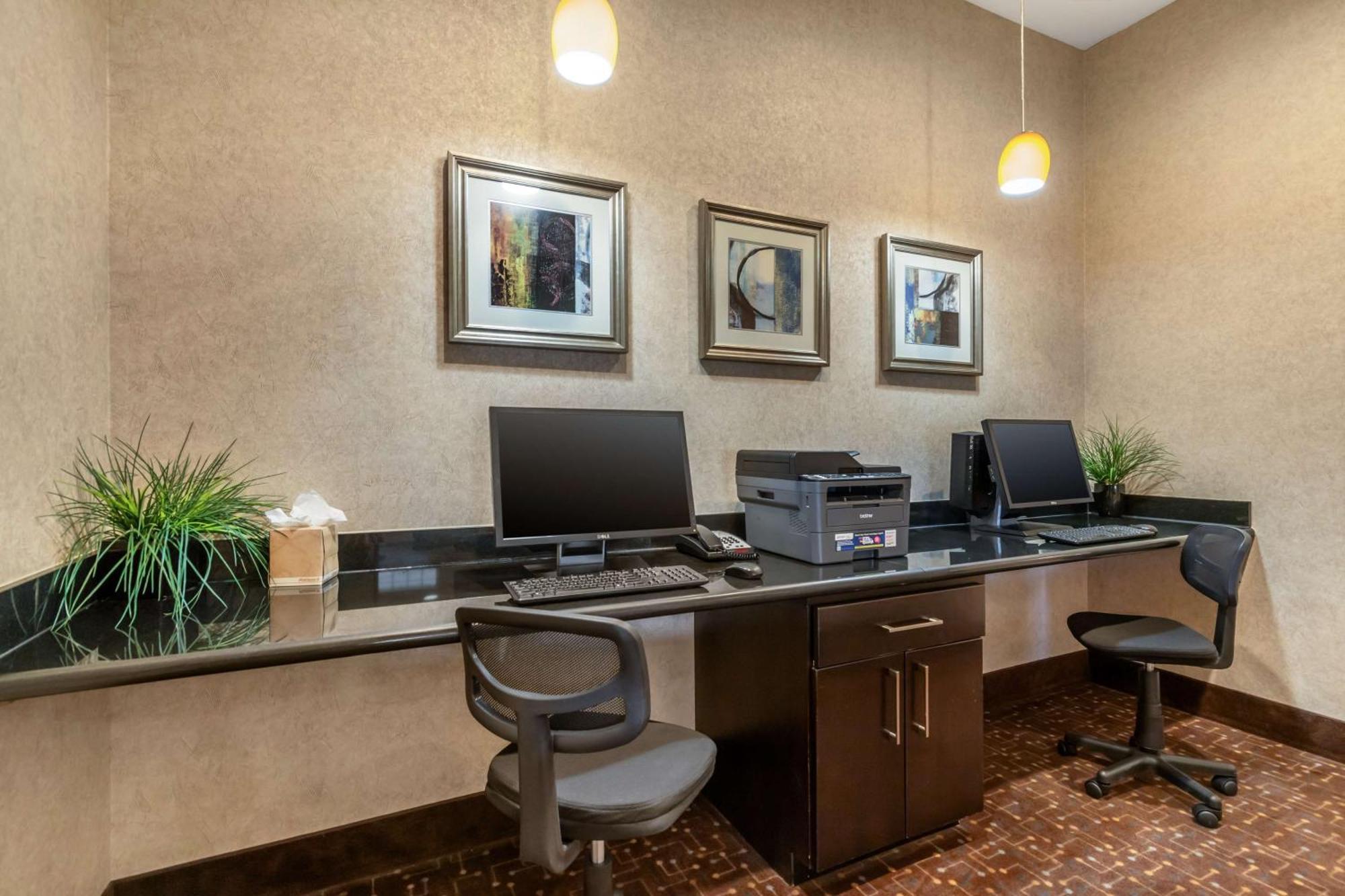 Best Western Plus Lytle Inn And Suites Exterior photo