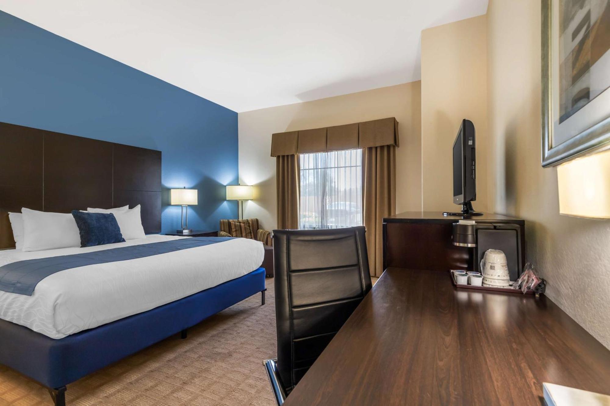 Best Western Plus Lytle Inn And Suites Exterior photo
