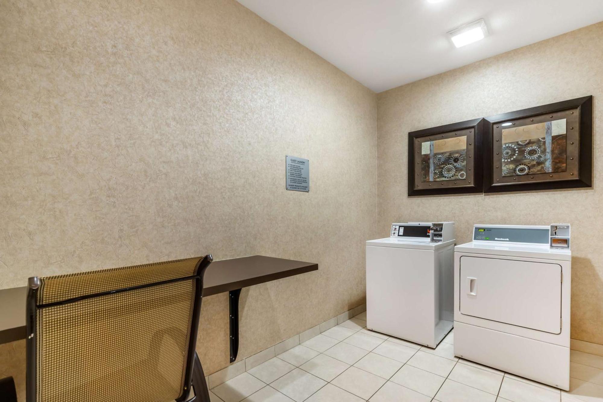 Best Western Plus Lytle Inn And Suites Exterior photo