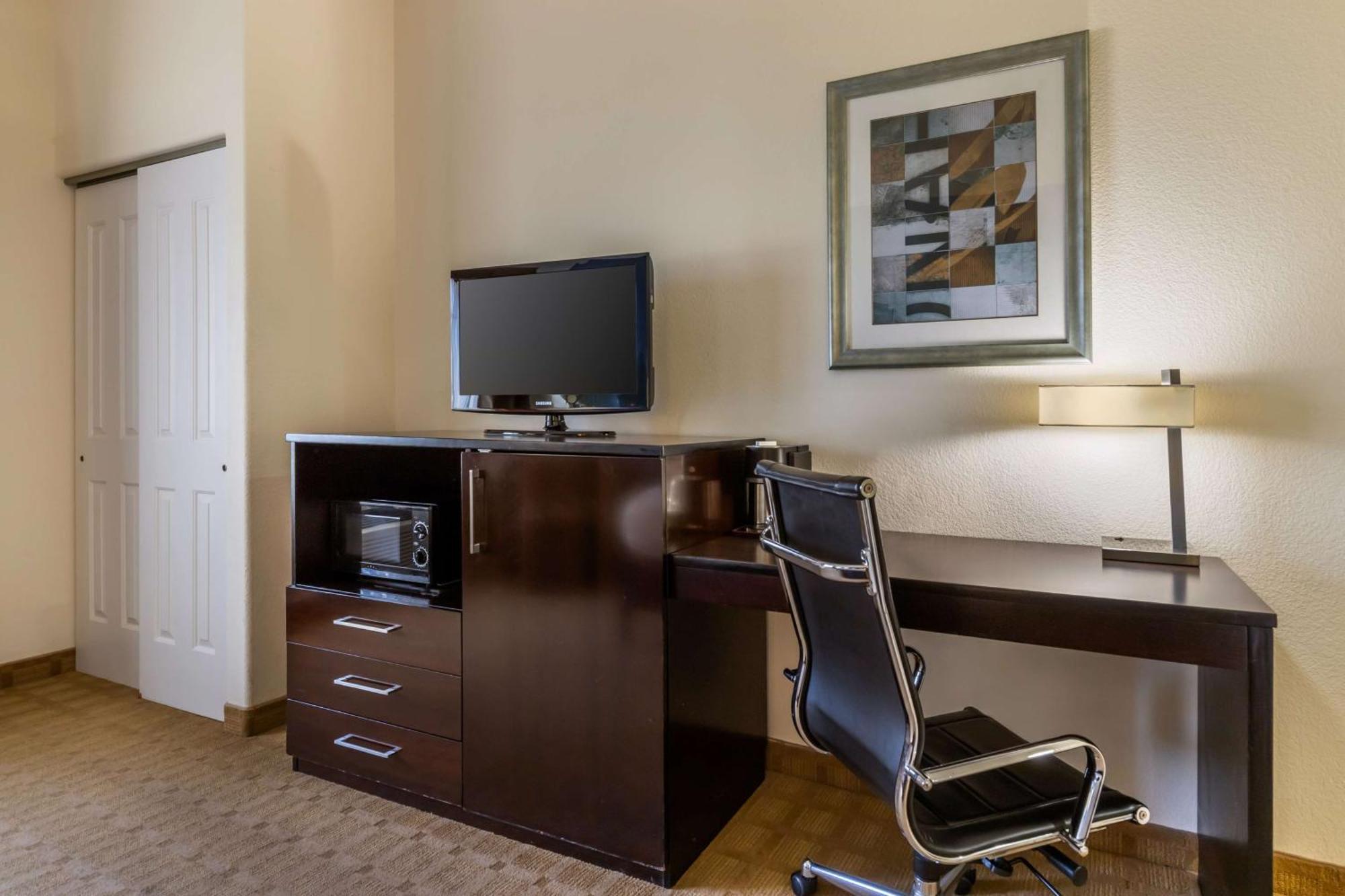 Best Western Plus Lytle Inn And Suites Exterior photo