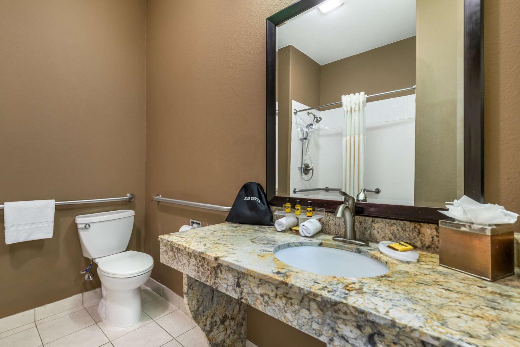 Best Western Plus Lytle Inn And Suites Exterior photo