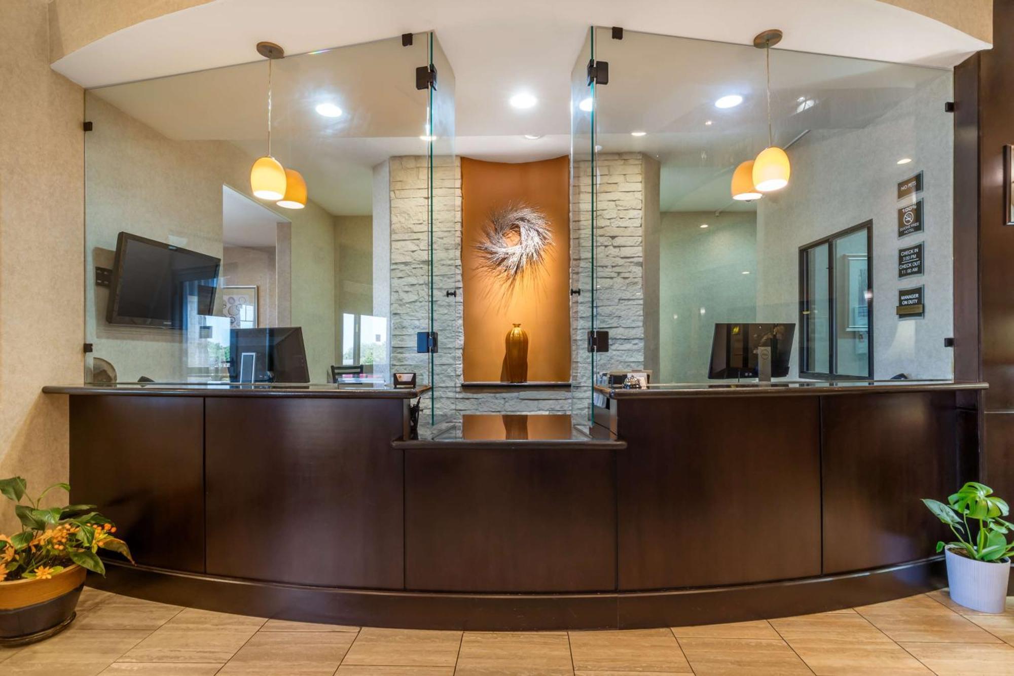 Best Western Plus Lytle Inn And Suites Exterior photo