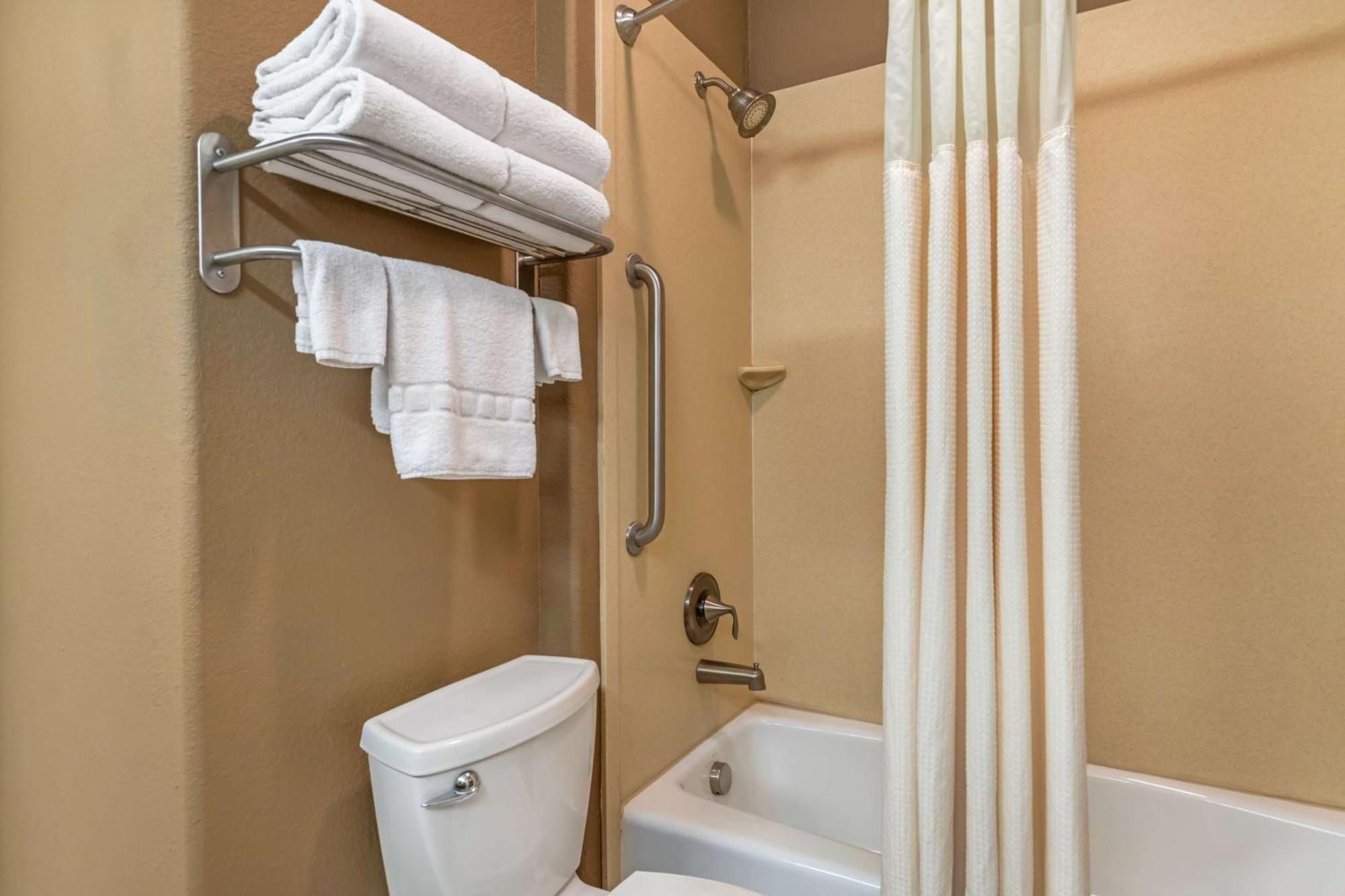 Best Western Plus Lytle Inn And Suites Exterior photo