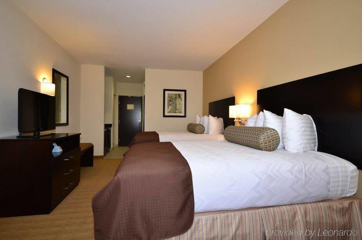 Best Western Plus Lytle Inn And Suites Exterior photo