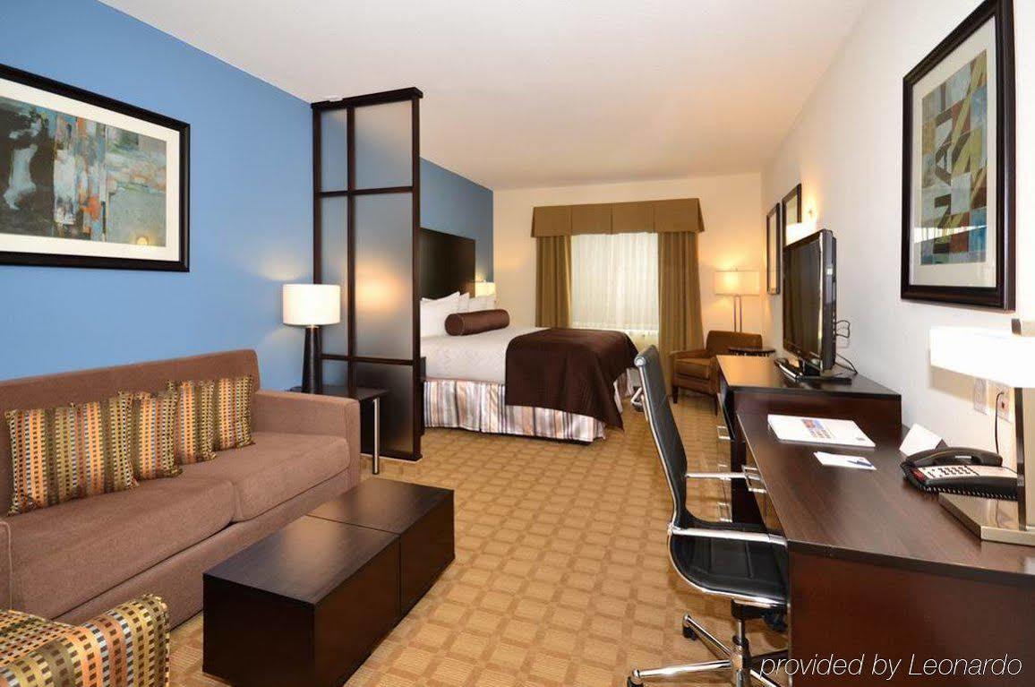 Best Western Plus Lytle Inn And Suites Exterior photo