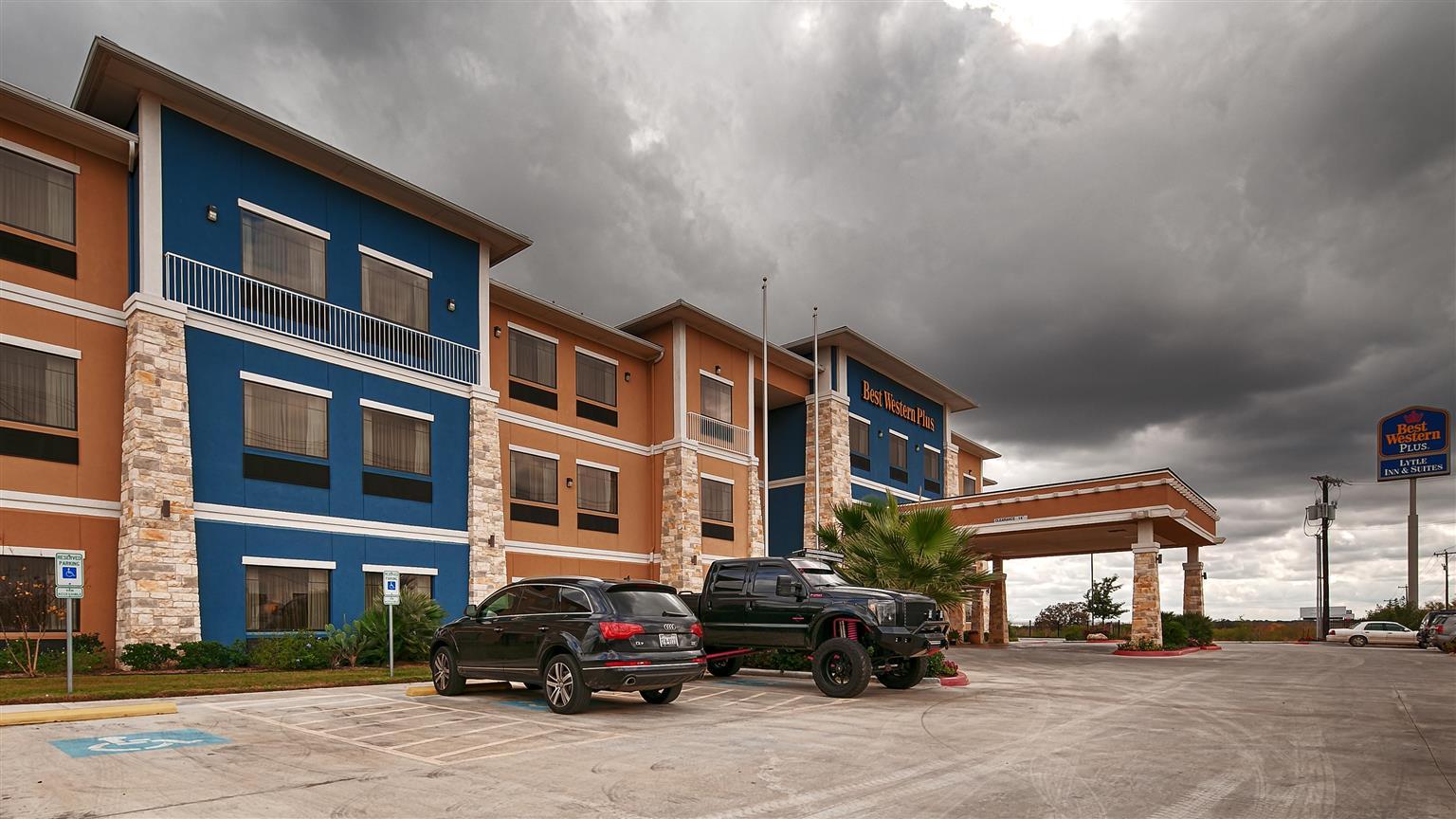Best Western Plus Lytle Inn And Suites Exterior photo